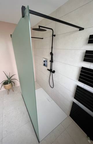 Nouvelle douche ouverte dans une salle de bain rénovée - Nantes 44